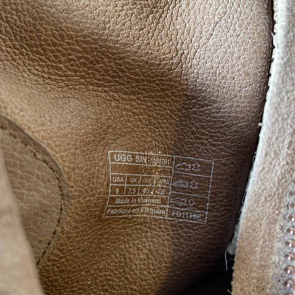 New with flaw UGG taupe suede bootie western heeled - Picture 11 of 13